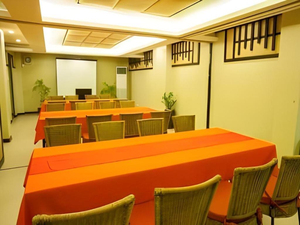 L Square Hotel Tarlac City Esterno foto