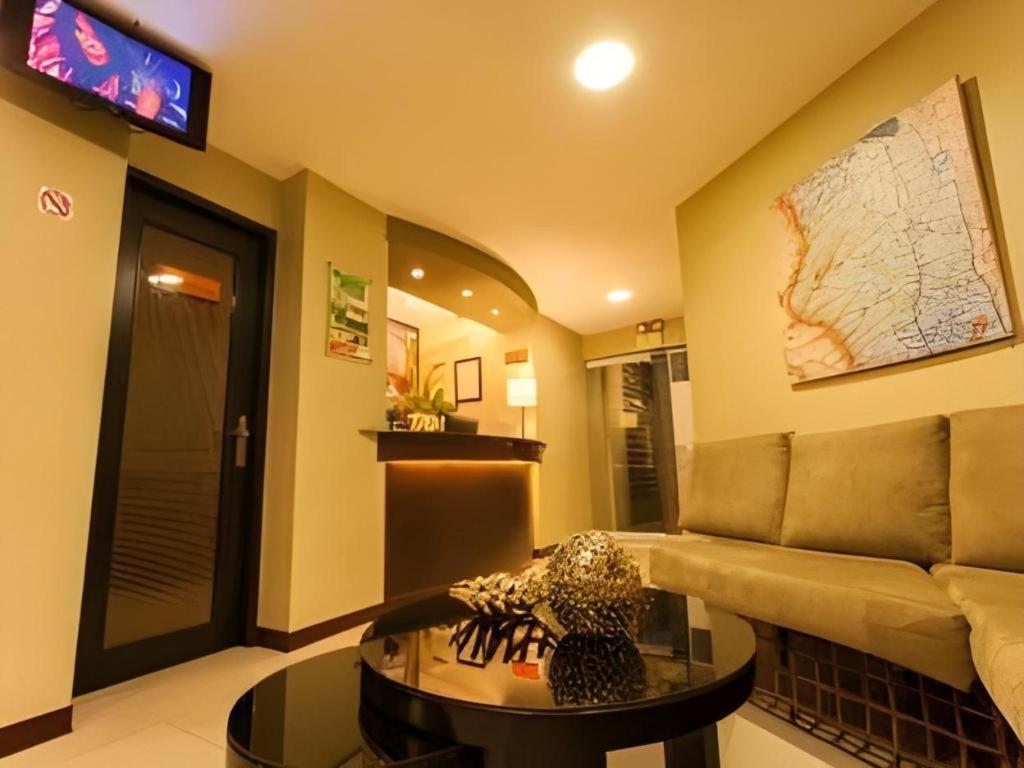 L Square Hotel Tarlac City Esterno foto