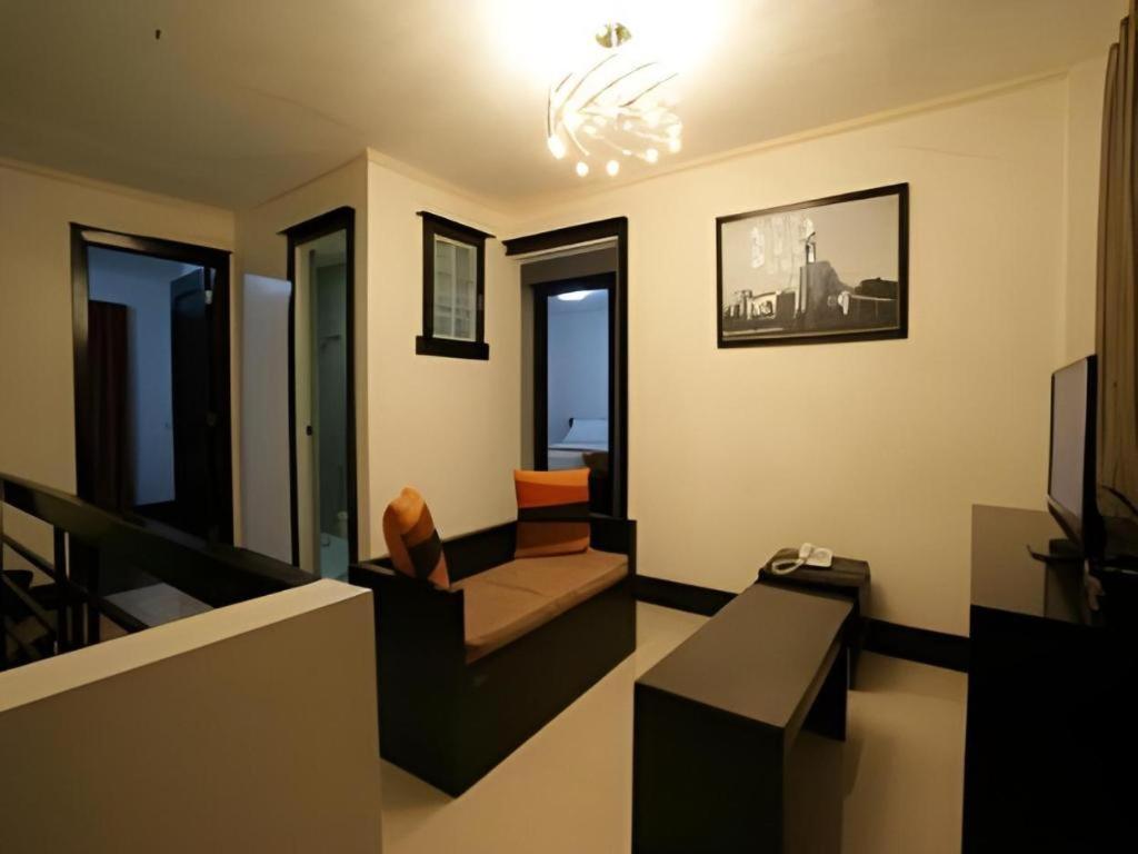 L Square Hotel Tarlac City Esterno foto