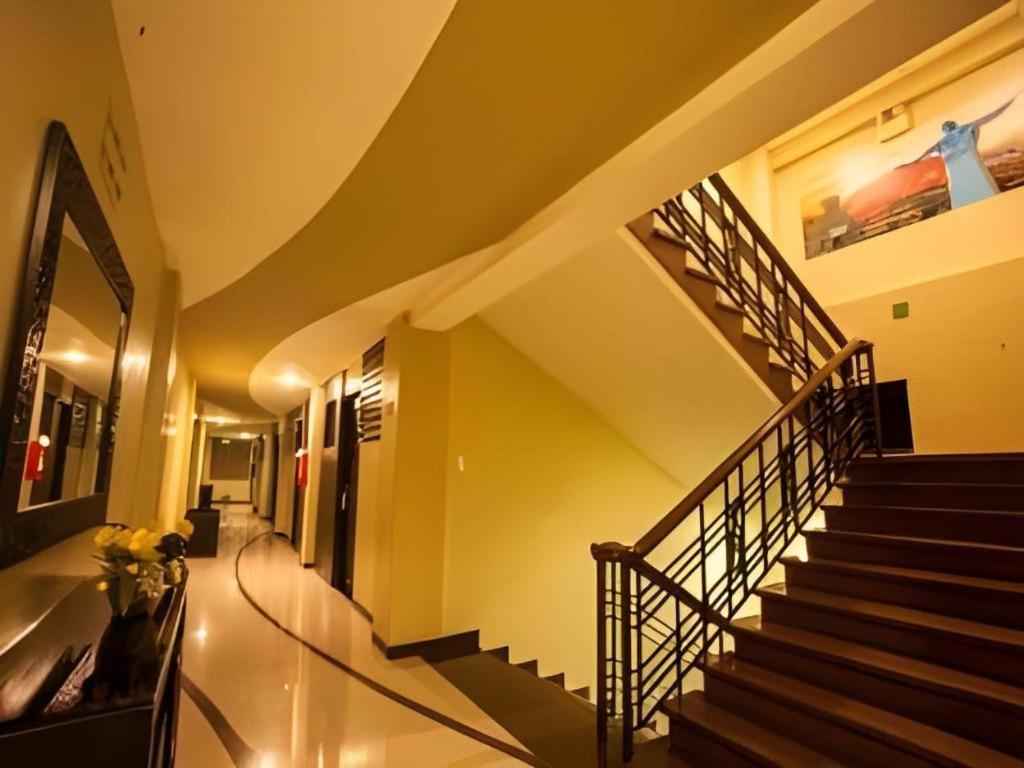 L Square Hotel Tarlac City Esterno foto