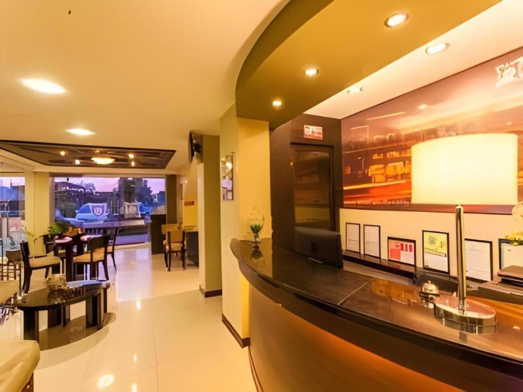 L Square Hotel Tarlac City Esterno foto